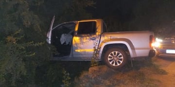 El fugitivo terminó estrellando la camioneta contra un móvil policial.