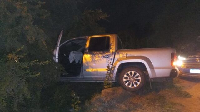 El fugitivo terminó estrellando la camioneta contra un móvil policial.