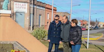 Tres Arroyos: Ofrenda floral en el monumento a Güemes