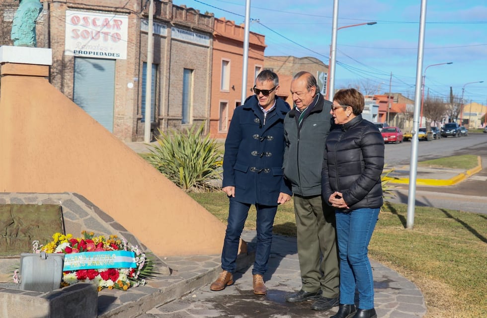 Tres Arroyos: Ofrenda floral en el monumento a Güemes