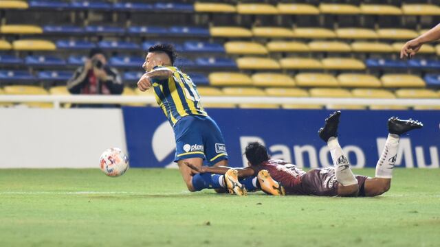 El ex Unión metió el segundo gol canalla y después salió debido a una distensión. (@carcoficial)