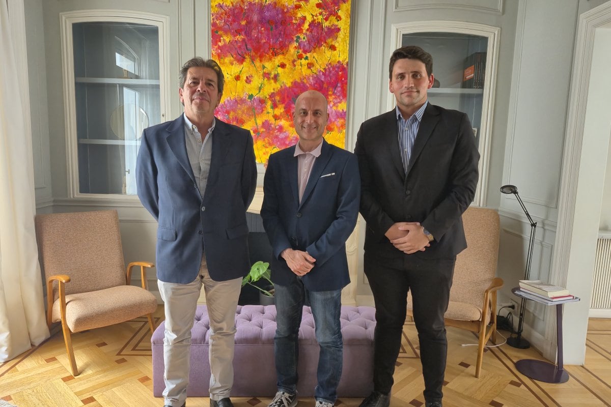 El embajador de Chipre, Stelios Georgiades junto al secretario de Desarrollo Humano, Juan Ignacio Olano, y el subsecretario de Cultura, Deportes y Juventud, Luis Castillo.