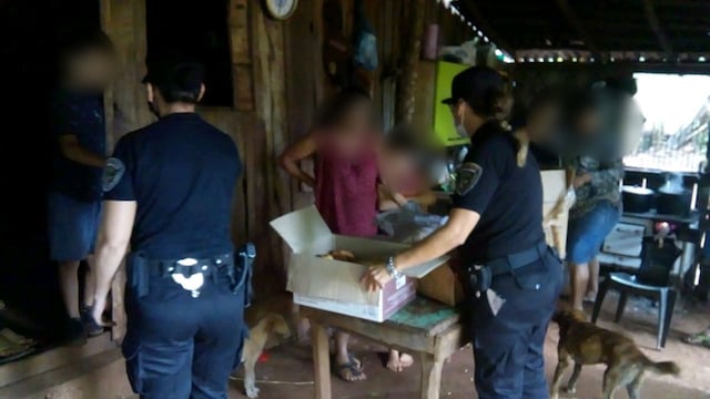 Personal de la comisaría de Gobernador Roca con la colaboración de la comunidad reunieron víveres para la familia.