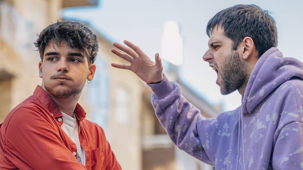 Los expertos destacan la importancia de reconocer la proyección y el sesgo de autoindulgencia para mejorar la convivencia.