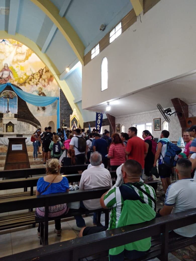 Los Fieles llegan al santuario de La Reducción.