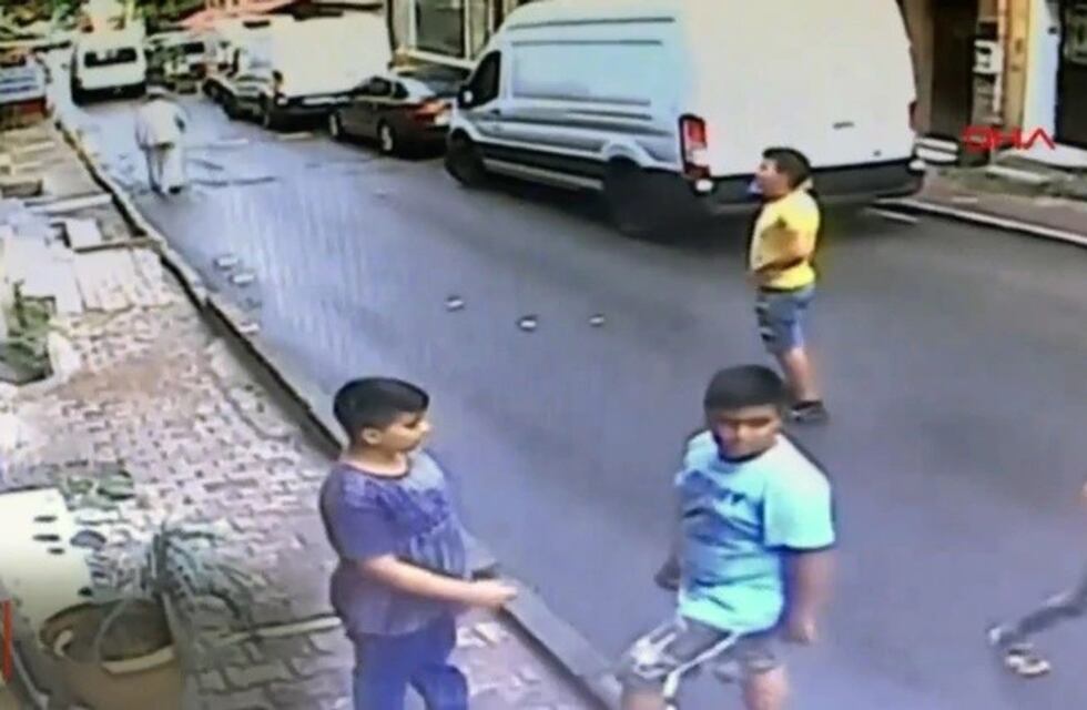Una nena de 3 años cayó desde un segundo piso y un adolescente la atrapó en el aire