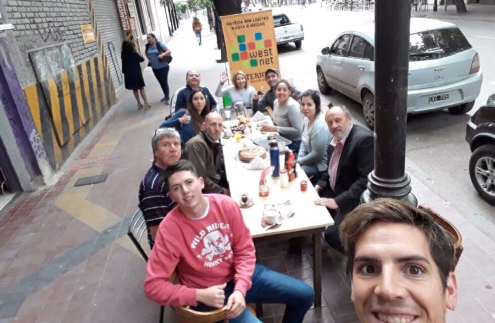 Comerciantes desayunan en la vereda protestando por la demora de las obras en el centro