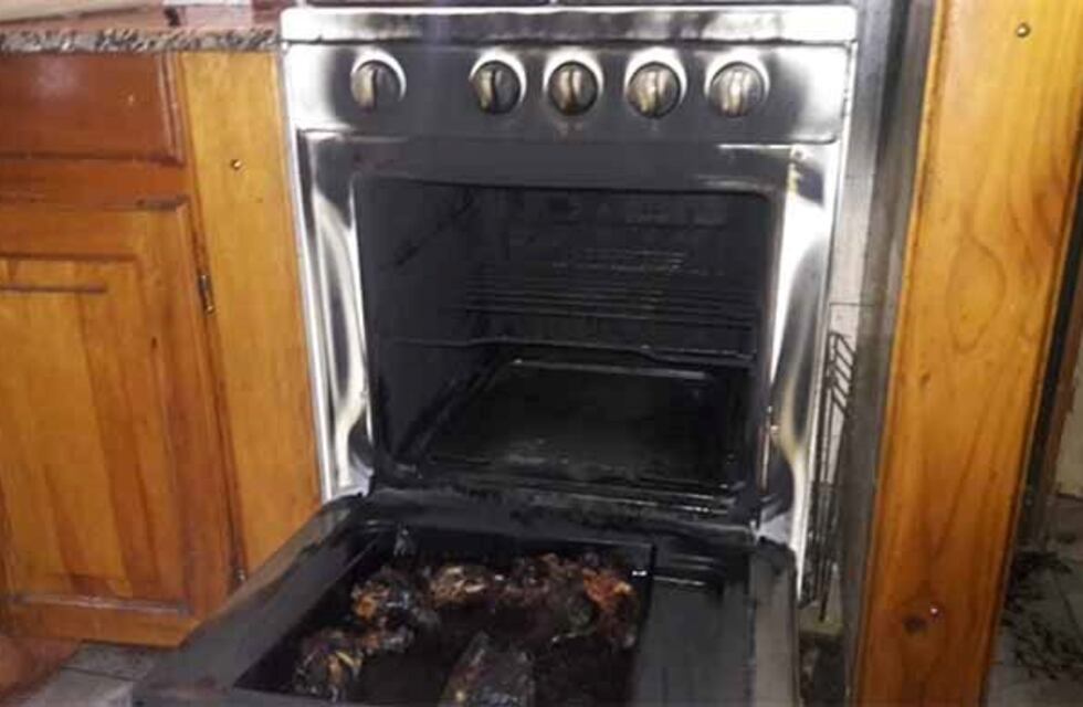 Cocinaba un pollo y se le quemó el horno, tuvo que ser atendida por la ambulancia