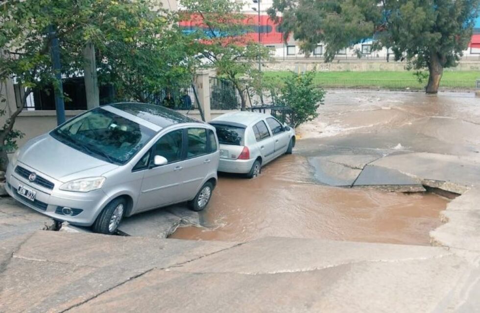 Se reventó un caño y colapsó el asfalto en Coronel Olmedo y Costanera