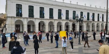 Los comerciantes se manifestaron este viernes frente al Cabildo\u002E