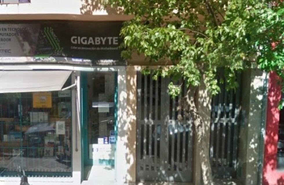 Rompieron la vidriera de un local con una baldosa para robar y terminaron detenidos