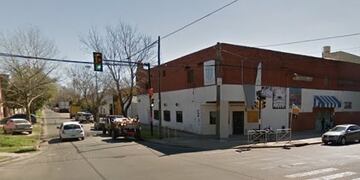 Un motociclista intentó evadir un control y atropelló a un policía\u002E (Street View)