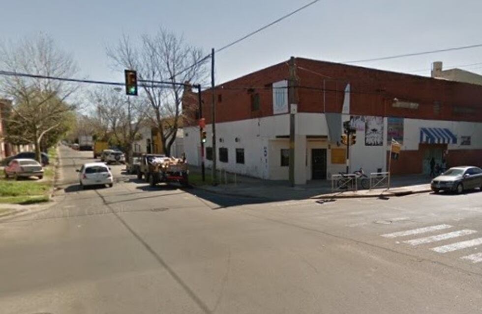 Intentó evadir un control y atropelló a un efectivo