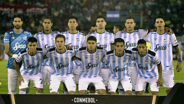 equipo plantel formacion futbolistas jugadores The players Atletico Tucuman of Argentina, pose before their Copa Libertadores football match against Bolivia's Wilstermannt at Felix Capriles Stadium, in Cochabamba, Bolivia on April 11, 2017. / AFP PHOTO / ar / AIZAR RALDES cochabamba bolivia campeonato torneo copa libertadores 2017 futbol futbolistas partido Wilstermann atletico de tucuman