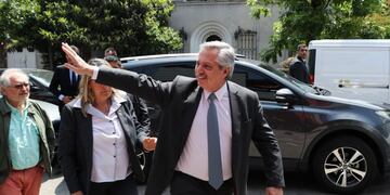 AME4623\u002E MONTEVIDEO (URUGUAY), 14/11/2019\u002E- El presidente electo de Argentina, Alberto Fernández, llega a un restaurante de Montevideo para almorzar con el candidato a presidente de Uruguay por el Frente Amplio, Daniel Martínez este4 14 de noviembre de 2019, Montevideo (Uruguay)\u002E EFE/ Raúl Martínez