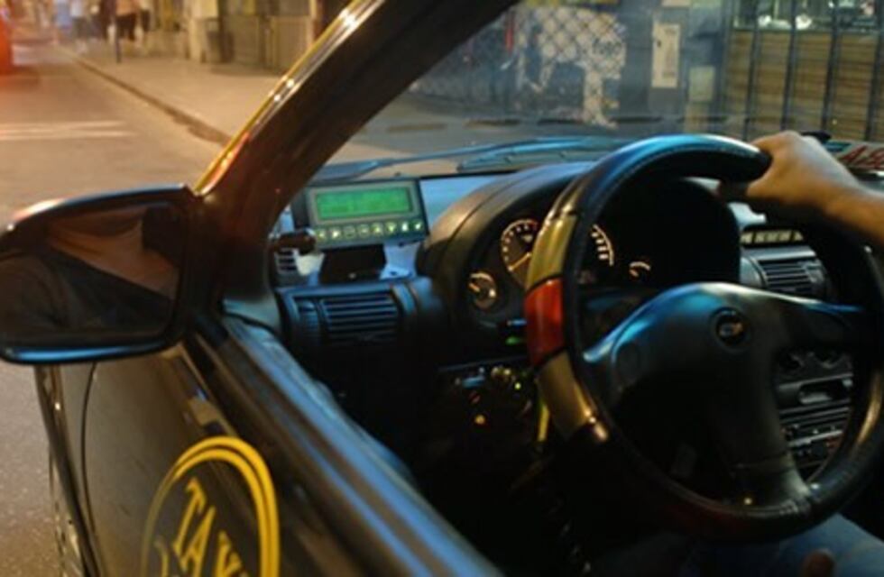 Un taxista fue golpeado y asaltado en barrio Ludueña