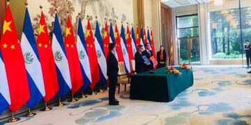 El Cancilller chino, Wang Yi, y el Ministro de Relaciones Exteriores salvadoreño, Carlos Castaneda\u002E