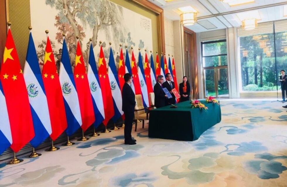 El Salvador establece relaciones diplomáticas con China, rompiendo con Taiwán