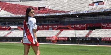 Lali Espósito con la camiseta de River\u002E (Foto: Instagram)
