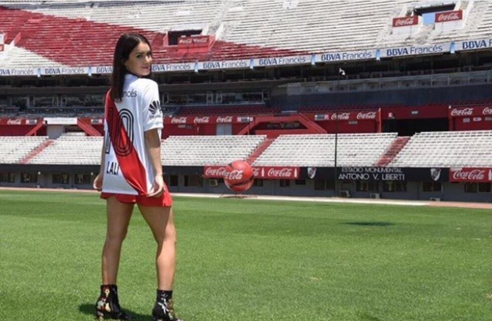 Lali Espósito visitó el Monumental y posó con la camiseta de River