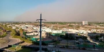 La nube de polvo que cubrió la ciudad poco después de las 18\u002E30\u002E