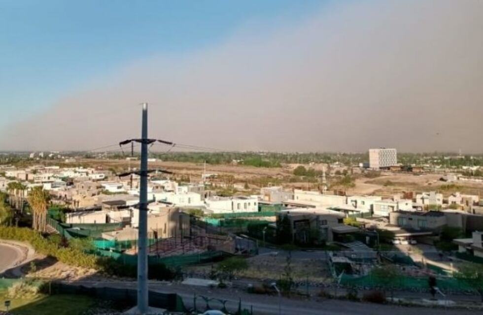 Una nube de polvo y viento cubrió la ciudad