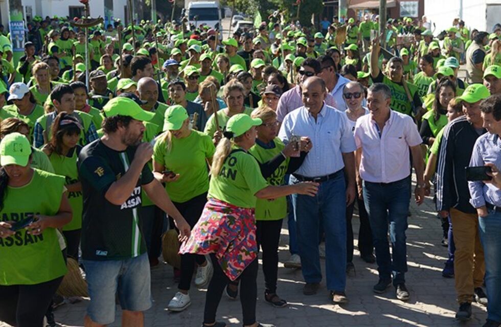Manzur visitó obras de pavimentación en Villa Alem