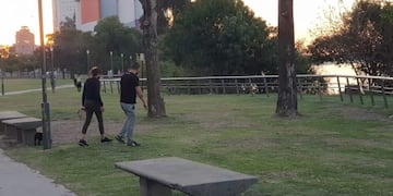 Muchos rosarinos salieron a pasear el fin de semana, pese a que sigue estando prohibido (Vía Rosario)