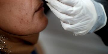 A healthcare worker conducts a nasal swab test for COVID-19 from inside a freestanding coronavirus testing isolation booth at a hospital in Buenos Aires, Argentina, Monday, Oct\u002E 19, 2020\u002E (AP Photo/Natacha Pisarenko)HOSPITAL POSADAS - PROVINCIA DE BUENOS AIRES - HISOPADO HISOPADOS CASOS DEL DIA TESTEO TESTEOS