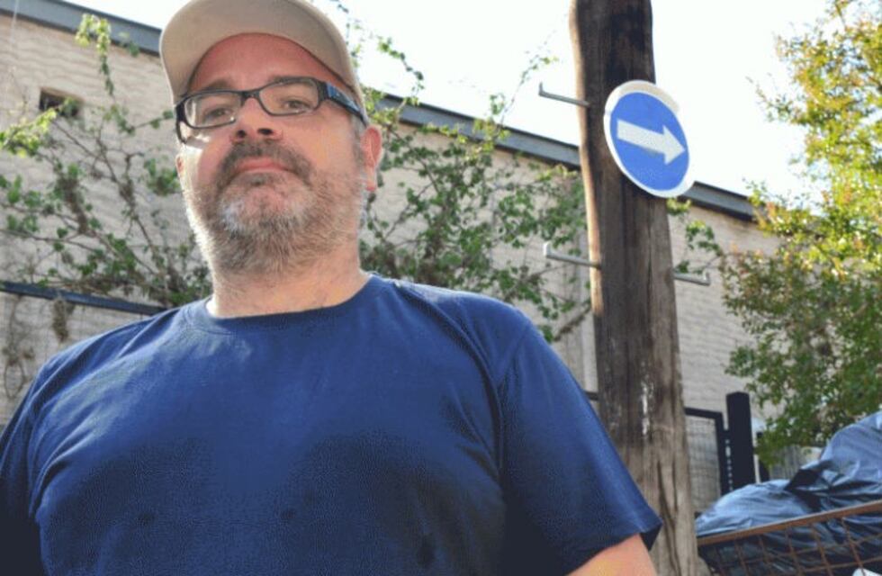 Un vecino "fabricó" señales de tránsito para evitar choques