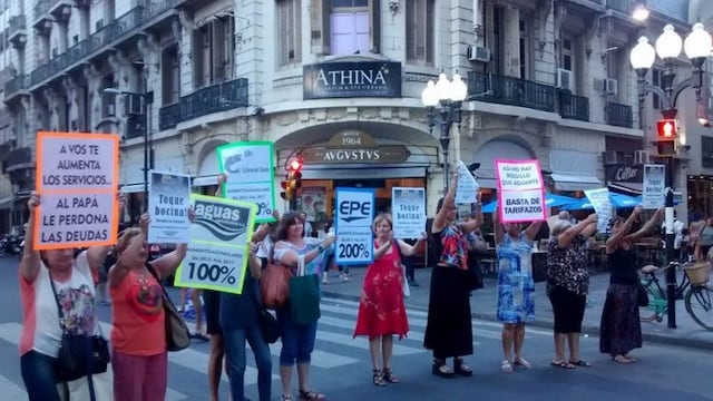 La Multisectorial contra los Tarifazos convocu00f3 a un ruidazo en Rosario junto a otras 100 localidades.