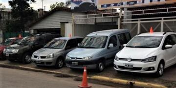Venta de autos en la vereda