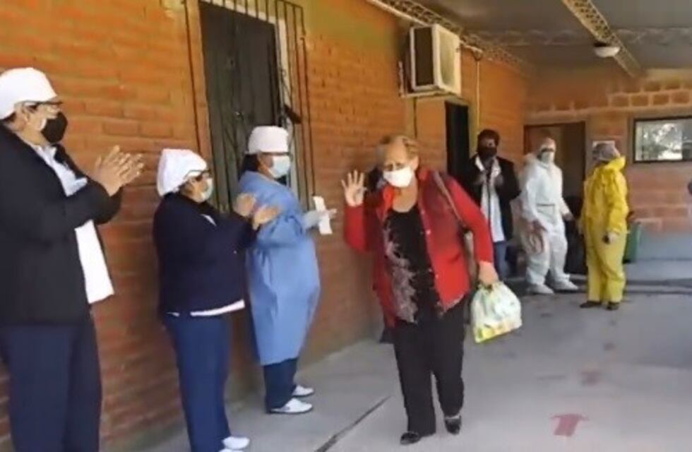 Emotiva despedida en el hospital a una mujer de 75 años que superó el coronavirus