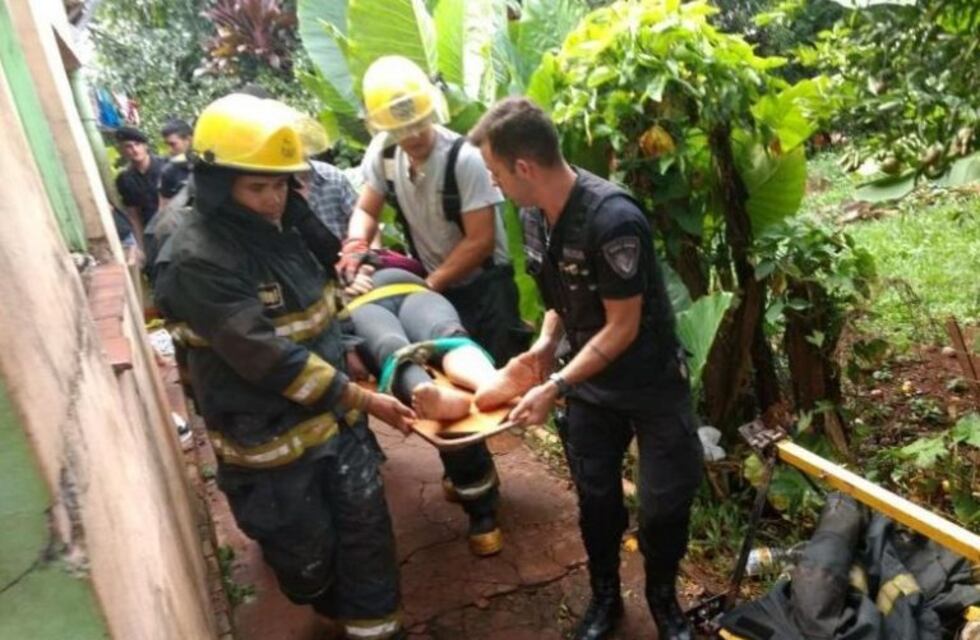 Impresionante rescate de una mujer que se tiró a un pozo de agua