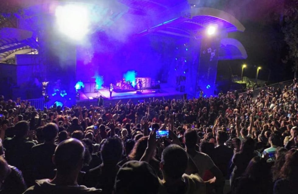 Divididos en Mina Clavero: Andrea Prodan subió y cantó un tema de Sumo