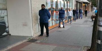 En Alberdi se controló la distancia para prevenir el contagio de coronavirus\u002E (@cior_rosario)