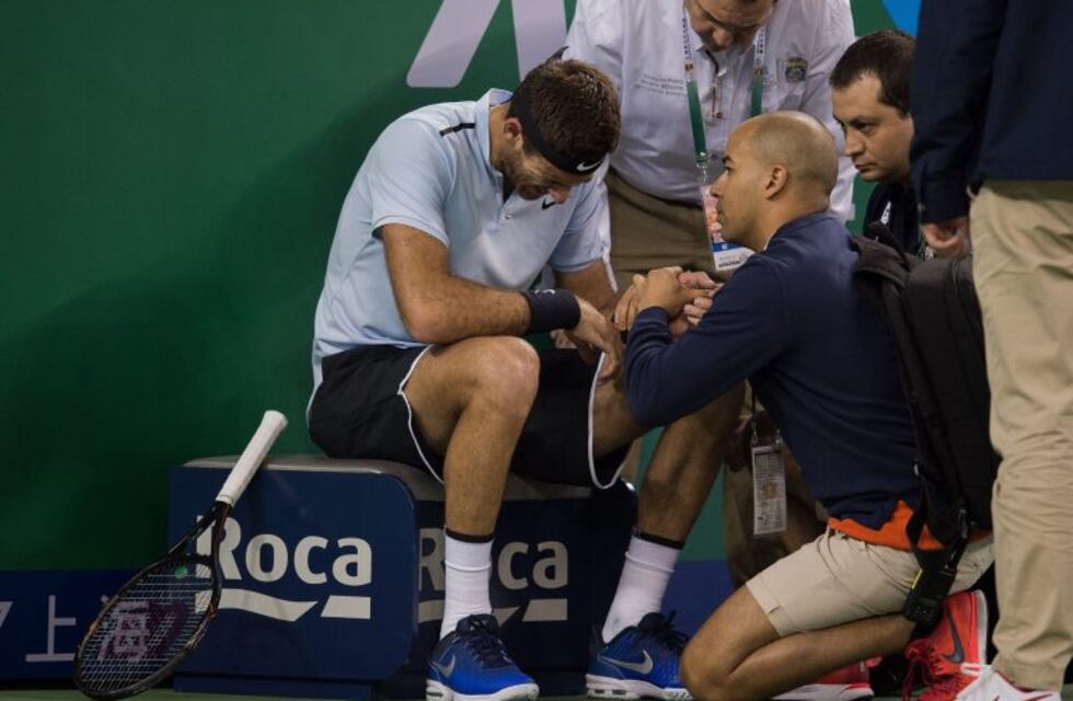El susto de Del Potro: se resbaló en pleno partido ante Troicki y golpeó su muñeca operada