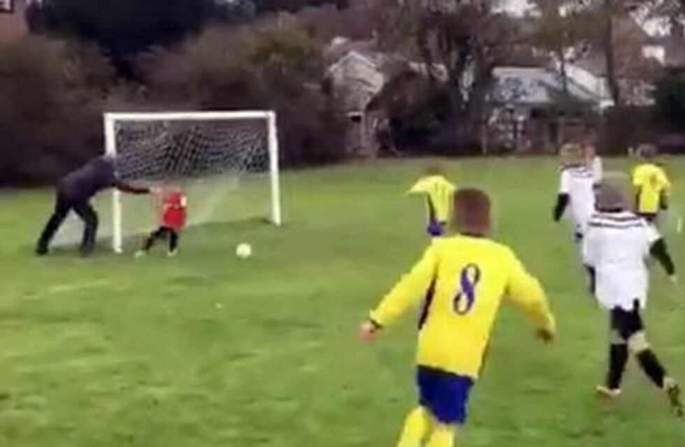 Empujó a su hijo para que ataje una pelota en un partido