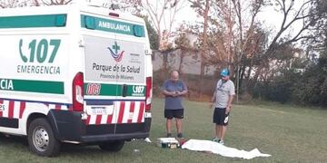 Ambulancia en el club IPS de Posadas donde falleció un hombre de un ataque cardíaco mientras jugaba al fútbol\u002E