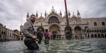 Una vista general muestra a personas caminando a través de la inundada Plaza de San Marcos, junto a la Basílica de San Marcos el 15 de noviembre de 2019 en Venecia, dos días después de que la ciudad sufriera su marea más alta en 50 años\u002E Crédito: Filippo MONTEFORTE / AFP\u002E
