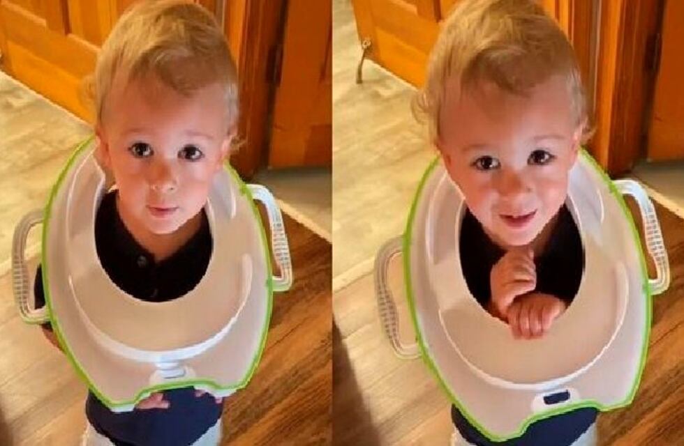 El divertido video de un padre que intenta quitarle una tapa de inodoro a su bebé
