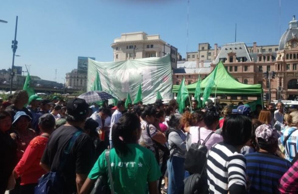 Incidentes entre policías y feriantes que armaban un "verdurazo" en Plaza Constitución