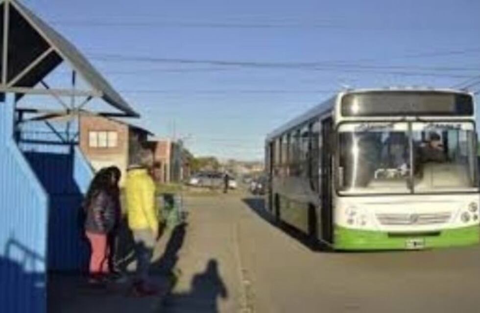 Conflicto en el transporte público: trabajadores levantaron el acampe frente al municipio
