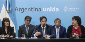 El ministro de Educación Nicolás Trotta en conferencia de prensa, (Foto: Xinhua/Martín Zabala/Clarín)