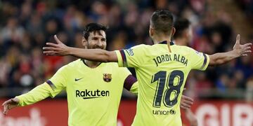 El delantero argentino del Barcelona Leo Messi (i) celebra con su compañero Jordi Alba la consecución del segundo gol de su equipo ante el Girona (EFE)\u002E