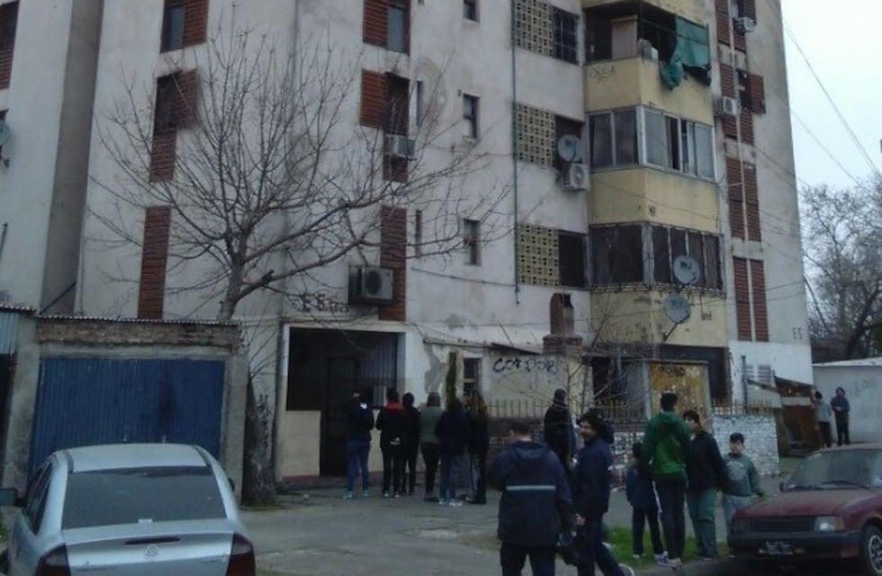 Principio de incendio en el Fonavi de Grandoli y Lamadrid: una decena de vecinos afectados por inhalar humo
