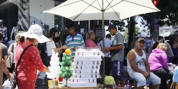 BUENOS AIRES, 11/12/2013, MANTEROS CONTINUABAN OFRECIENDO MERCADERIA EN LA AV AVELLANEDA LUEGO DEL DESALOJO DE ESTA MAu00d1ANA POR LA POLICIA. FOTO:DYN/LILIANA SERFVENTE. buenos aires Incidentes entre los manteros y la policia metropolitana avenida avellaned