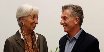 BAS107\u002E BUENOS AIRES (ARGENTINA), 16/03/2018\u002E- El presidente argentino, Mauricio Macri (d), conversa con la directora del Fondo Monetario Internacional (FMI), Christine Lagarde, hoy, viernes 16 de marzo de 2018, en la Residencia Presidencial de Olivos, en Buenos Aires (Argentina)\u002E EFE/David Fernández\r\n buenos aires mauricio macri CHRISTINE LAGARDE visita oficial de la directora del fondo monetario internacional titular del fmi reunion reunida con el presidente encuentro mandatario funcionaria
