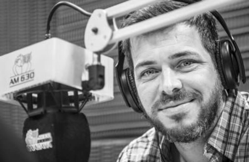 Un periodista fue sorprendido por una víbora cuando cubría los incendios en Santiago