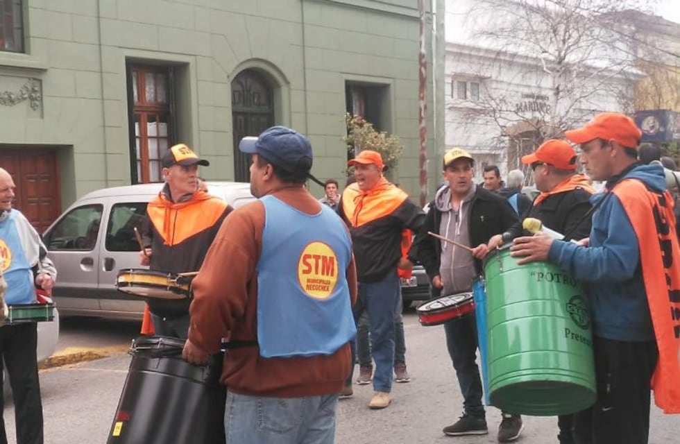 Trabajadores Municipales de Tres Arroyos protestan en Necochea en solidaridad con sus pares